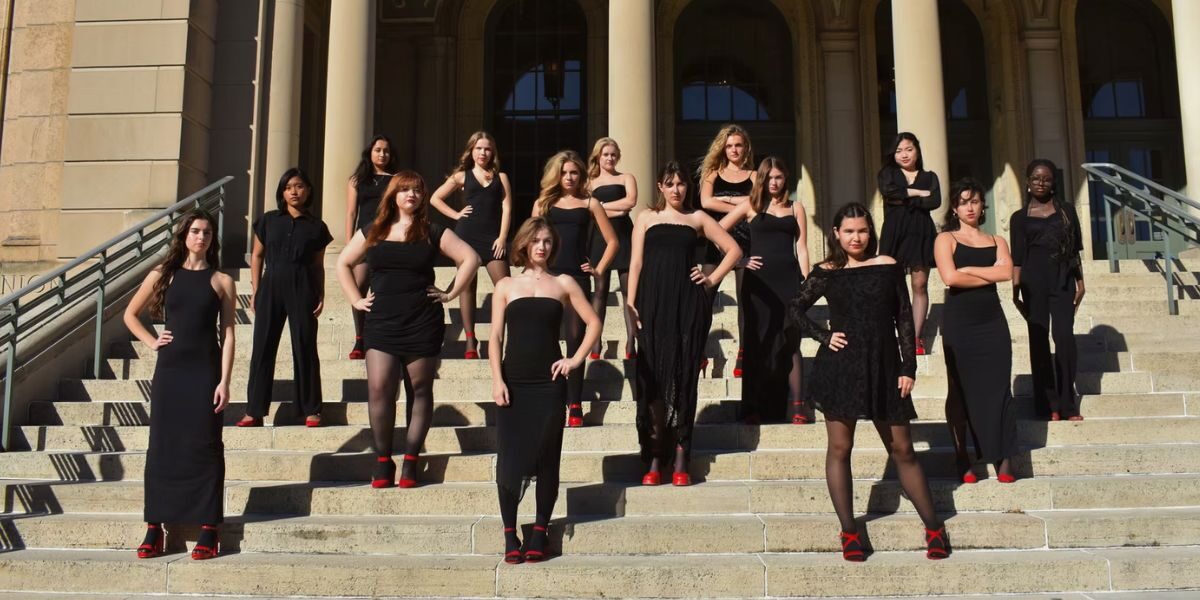 Pitches & Notes A Cappella - Group photo on steps.