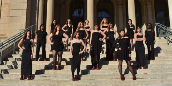 Pitches & Notes A Cappella - Group photo on steps.